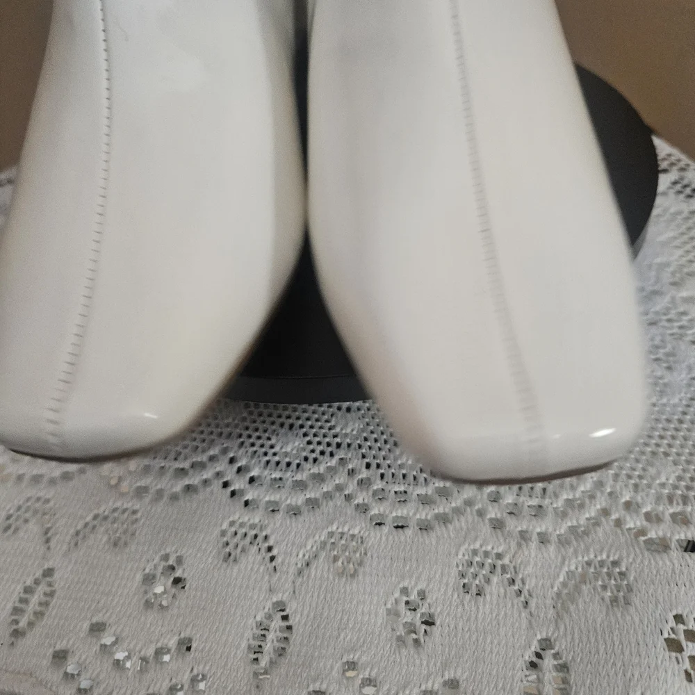 💖💕Women Patent White Ankle Booties with Side Zip - NWOT❣️❤️